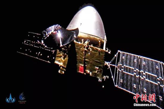 资料图：2020年10月1日，中国国家航天局发布中国首次火星探测任务天问一号探测器飞行图像，图上的五星红旗光彩夺目，呈现出鲜艳的中国红。这是中国天问一号探测器首次深空