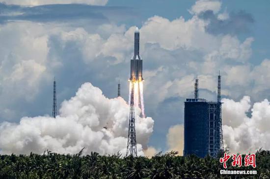 资料图：2020年7月23日12时41分，中国在文昌航天发射场用长征五号遥四运载火箭成功发射首次火星探测任务天问一号探测器。骆云飞 摄