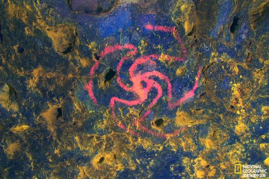 一些研究者认为，风车洞里的独特艺术作品代表的是一种曼陀罗花，采用随着时间流逝会褪色的赭石颜料创作而成。右侧的设计使用了DStretch工具，视觉效果得到了增强。摄影：DEVLIN GANDY