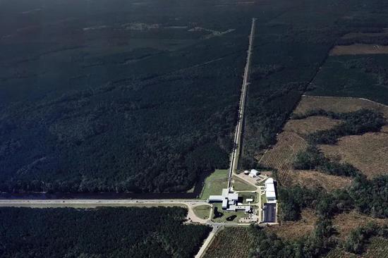 位于美国的LIGO Livingston，单侧臂长4公里丨图源：Caltech/MIT/LIGO Lab