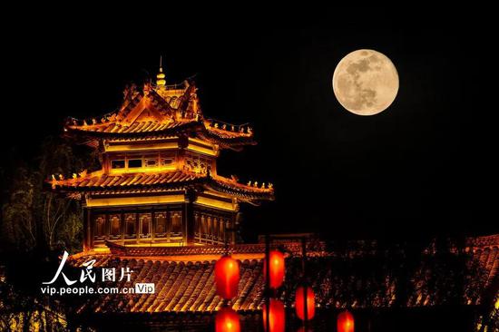2020年4月8日晚拍摄的山东枣庄市台儿庄古城上空的