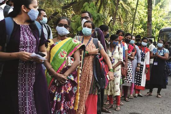 1月16日，印度开始在全国范围内开展新冠疫苗接种工作。在孟买一家医院外，一线医护人员排队等候接种疫苗。图/人民视觉