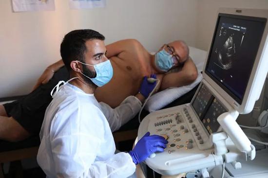 意大利一家医院内，一名在COVID康复后还有疲劳症状的男子在接受超声检查。来源：Marco Di Lauro/Getty