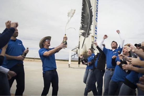 2015年贝索斯庆祝蓝色起源火箭发射成功，来源：Zuma Press