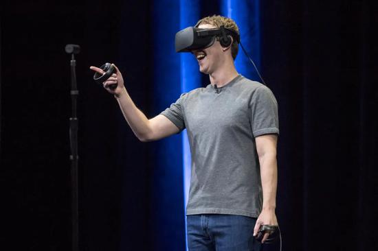 图：戴着Oculus的扎克伯格
