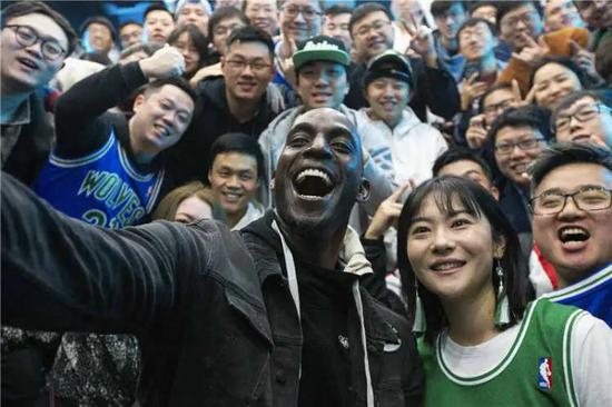 虎扑用户喜欢硬朗的男性气质,哪怕是NBA明星加内特,有时也会因不够强硬被他们调侃为且战且退的“硬特”