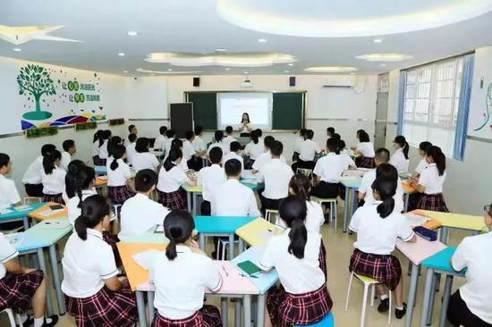 广州市第四中学心理老师正在给学生上开学第一节心理课