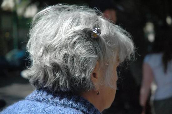 白发是老人最明显的标志（图片来源：Pixabay）