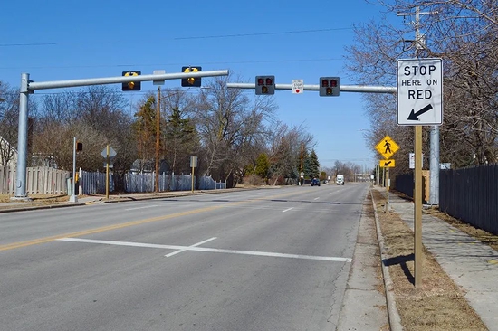 Tesla|特斯拉FSD系统测评:开上电车轨道,认不出停车标志,且差点撞上行人