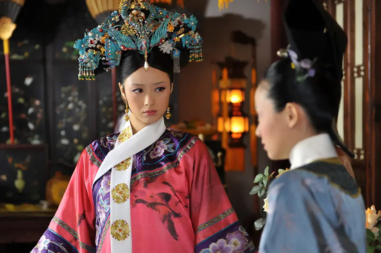《甄嬛传》华妃一角的旗头是价值100万的点翠文物古董