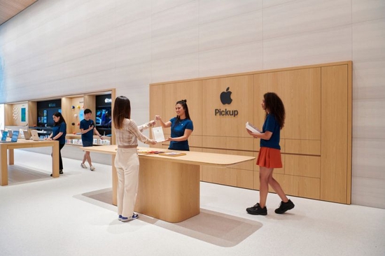 ▲ The Apple Brompton Road retail store has set up the UK's first exclusive Apple Pickup service area.