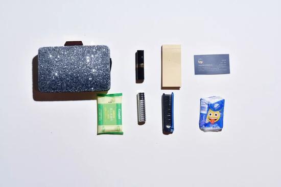 翻了16位女性企业家包包,除了手机和口红还有什么?