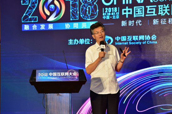 中国商业联合会副会长、中华全国商业信息中心主任王耀做主旨报告