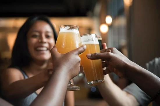 喝啤酒会使人变胖吗？啤酒肚是喝啤酒导致的吗？