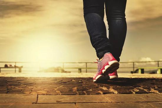相关论文: Sophie E。 Carter et al。 Regular walking breaks prevent the decline in cerebral blood flow associated with prolonged sitting, Journal of Applied Physiology (2018)。 DOI: 10.1152/japplphysiol.00310.2018