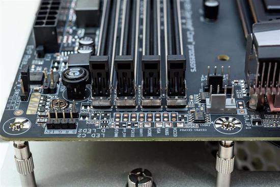 Intel i9-9900K
ײĴ