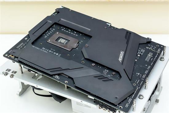 Intel i9-9900K
ײĴ
