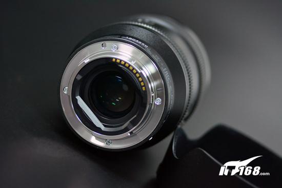 FE 24mm F1.4 GM的后卡口为金属材质,并配备有防尘密封圈。