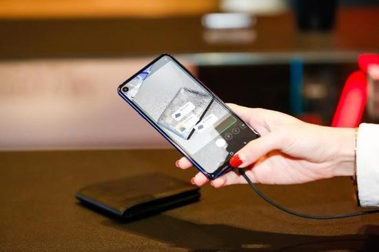 不止黑瞳全视屏 拍照也是三星A8s的亮点