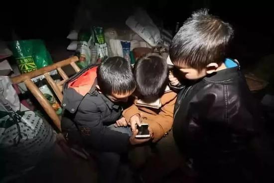 穷人家的孩子往往更容易沉溺于手机娱乐。图/中国之声