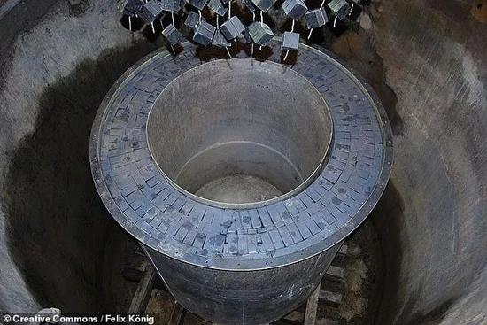 反应堆核心由金属包覆的石墨壳包裹，并被置于一个由混凝土砌筑的水罐中。铀立方体构成的“吊灯”则被悬挂于重水中，以便调控核反应的进行