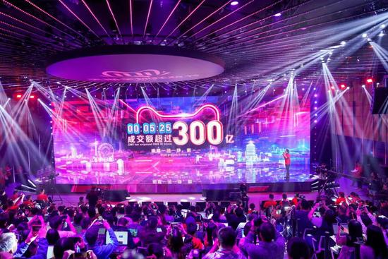 宝发娱乐场官网地址 新中国70周年华诞 老记者国庆感怀 老照片见证江北城前世今生