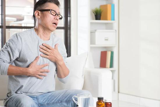 在有些文化中，苦恼和悲伤可以表现为身体上的症状。图片来源：图虫创意