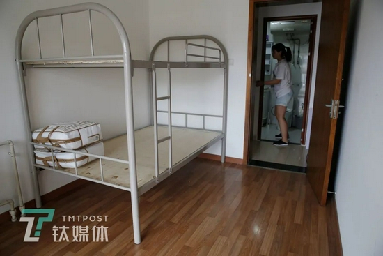 瞻云云的新工作室内，一房间里摆放着为员工准备的新床。