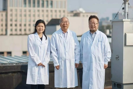 ▲王书肖（左）、郝吉明院士（中）、贺克斌院士（右）在清华大学大气环境综合观测站（图/清华大学官博）