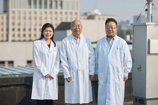 ▲王书肖(左)、郝吉明院士(中)、贺克斌院士(右)在清华大学大气环境综合观测站(图/清华大学官博)