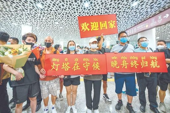 图为9月25日,人们在深圳宝安国际机场欢迎孟晚舟回家。(图片来源:人民视觉)