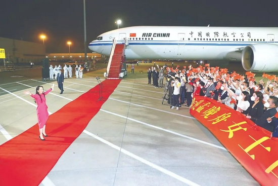 9月25日晚,中国公民孟晚舟在结束被加拿大方面近3年的非法拘押后,乘坐中国政府包机抵达深圳宝安国际机场,顺利回到祖国。这是孟晚舟向欢迎人群挥手致意。新华社记者 金立旺 摄