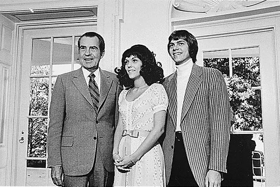 　1972年卡彭特兄妹在白宫和前总统尼克松合影。图片来源：Robert L。 Knudsen， 1972 （NARA）