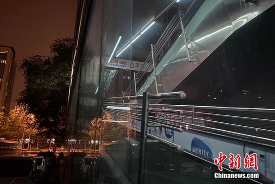 25日零时左右,中新财经记者前往位于西三环附近的物美超市(华天店),超市刚刚结束营业,内部灯火通明,有穿超市服装的工作人员在超市内走动。葛成 摄