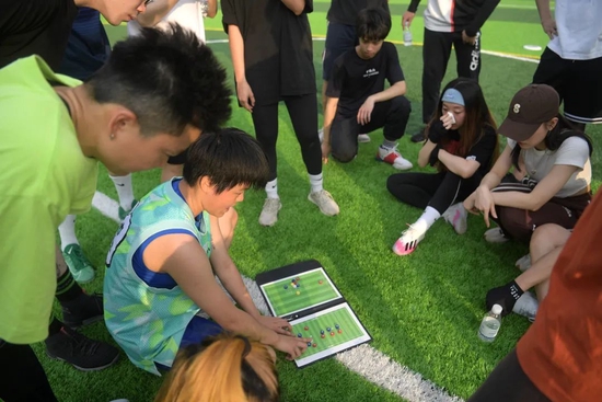 广西南宁，盘友们在探讨战术/视觉中国