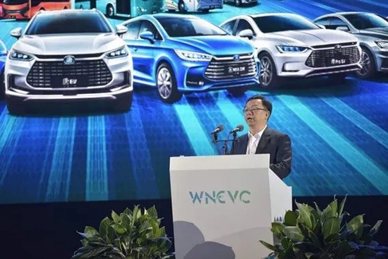 2019年7月2日,中国海南,比亚迪董事长兼总裁王传福在世界新能源汽车大会(World New Energy Vehicle Congress)上发言。图片来源:Yuan Chen—Visual China Group/Getty Images