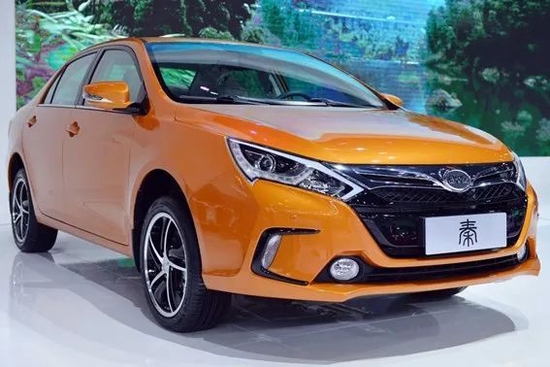 2013年11月,在广州举办的中国国际汽车展览会(China International Automobile Exhibition)上展出的比亚迪“秦”汽车。图片来源:Visual China Group/Getty Images