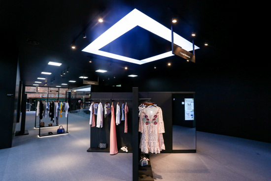 AI跨界时尚搭配，阿里推全球首家人工智能服饰店