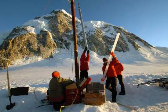 科学家南极冰芯钻探 （Photo Credit – Doug Clark， Univ.Washington）
