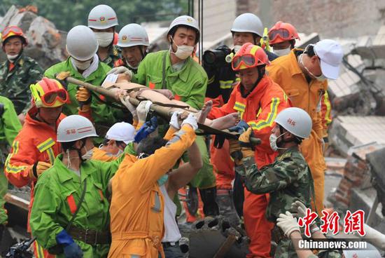 2008年5月17日，救援队将在废墟中存活了124个小时的蒋雨航成功救出。中新社记者 盛佳鹏 摄