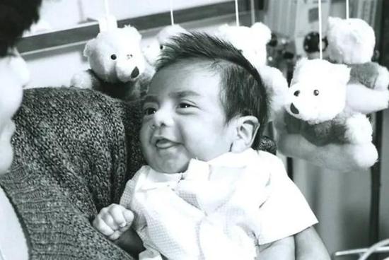 手术后的菲宝恢复良好，部分医护人员为