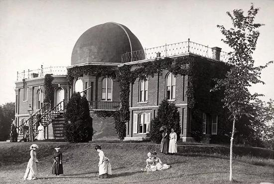 瓦萨学院老天文台前的学生（1879年）。来源：ID 08.06.08， Archives & Special Coll。， Vassar College Lib。