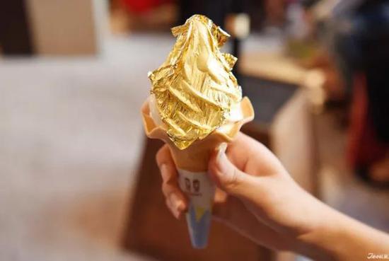金箔冰淇淋，黄金的味道是啥样的？（图片来源：https：//www.japankuru.com）
