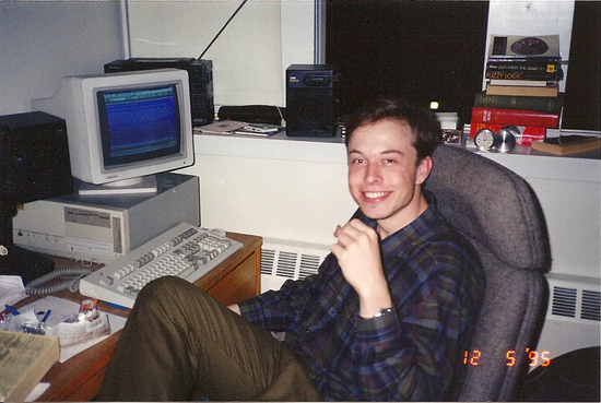 1995年，24岁的马斯克在电脑前创办了自己的第一家公司 Zip2