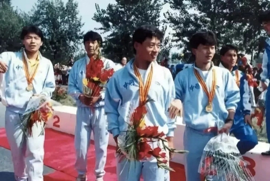 中国队在1990年亚运会上穿着印有"中国李宁"字样的衣服