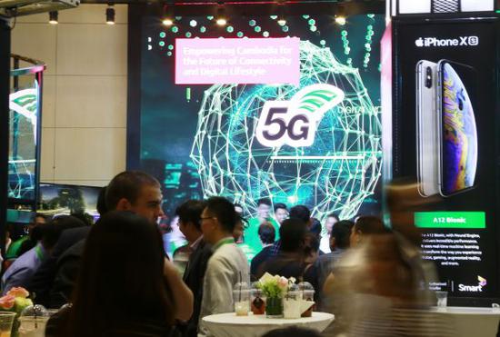 7月8日,在柬埔寨金边举行的Smart Axiata首场5G现场测试会上,华为无线网络负责人在现场发言。(路透社)