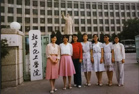 王敏上大学时和同学的合影(右一)