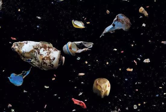  被焚烧后残留的塑料垃圾流入海中，把附近海水变成带有焦糊味的“塑料汤”。 图/Mandy Barker