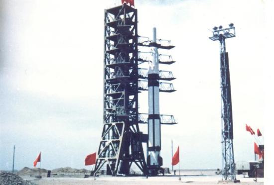  准备发射“东方红一号”卫星的“长征一号”火箭。