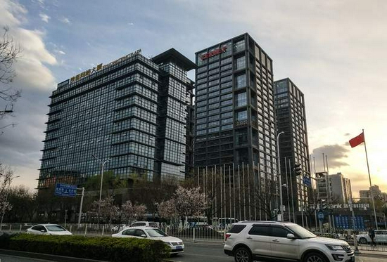 北京搜狐網(wǎng)絡(luò)大廈（左）和清華科技園啟迪科技大廈（右）